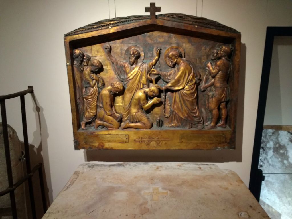 Altar bearing the images of Peter and Paul baptizing prisoners while in prison themselves.